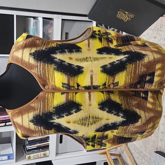 Urban Outfitters Yellow and Black Patterned Vest - Picture 4 of 8